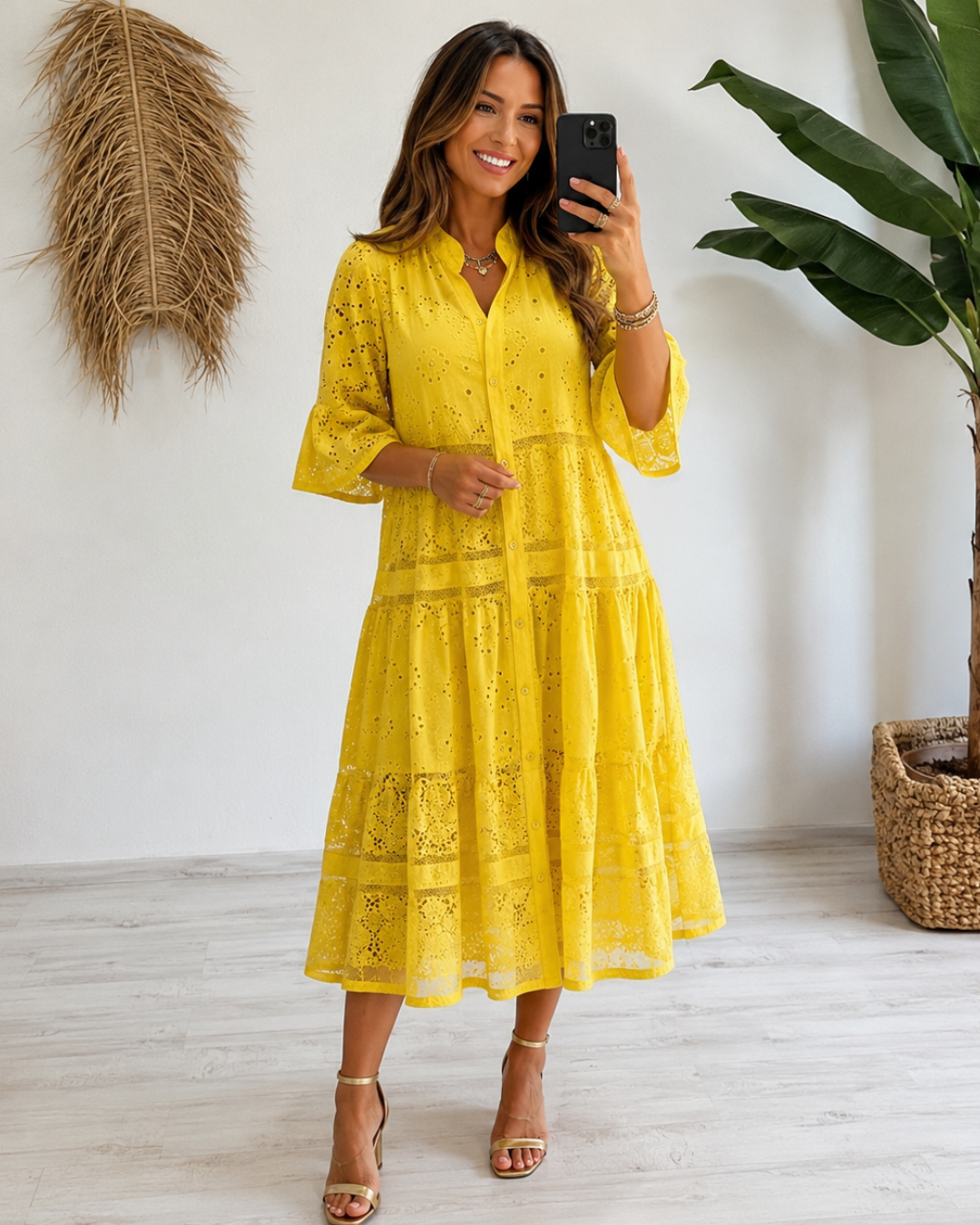 Vestido de encaje con mangas y botones frontales