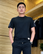 Conjunto de camiseta y pantalón elástico