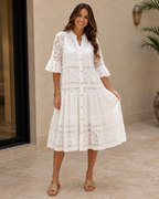 Vestido de encaje con mangas y botones frontales