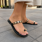 Sandalias Planas Tipo Dedo con Detalles Metálicos