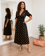 Vestido de lunares con escote en V cruzado