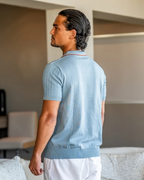 Polo manga corta con diseño tejido y cuello bicolor