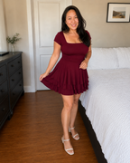 Vestido Corto de Escote Cuadrado con Cintura Definida y Falda con Vuelo