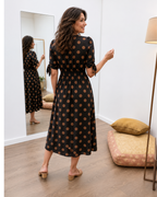 Vestido de lunares con escote en V cruzado