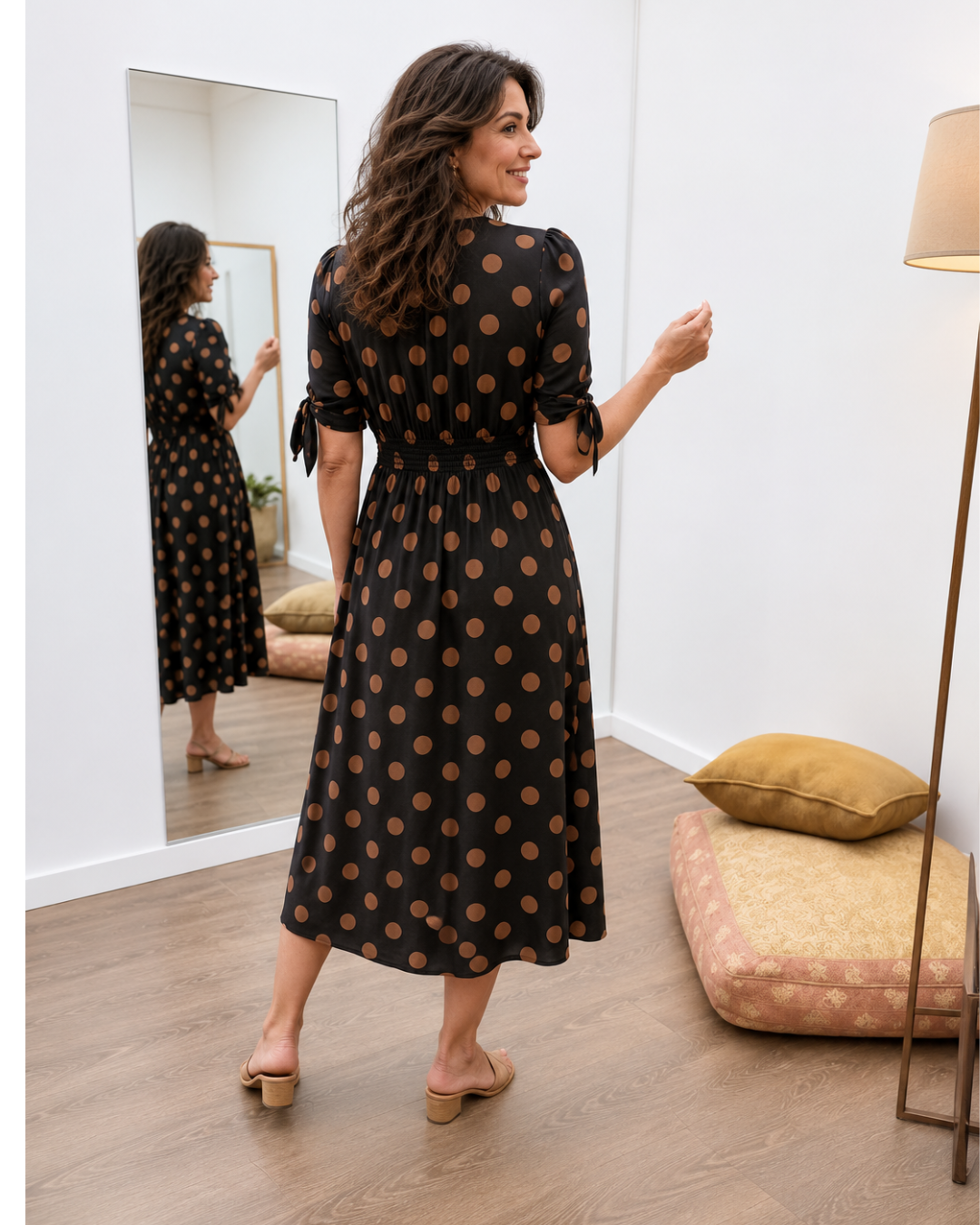 Vestido de lunares con escote en V cruzado