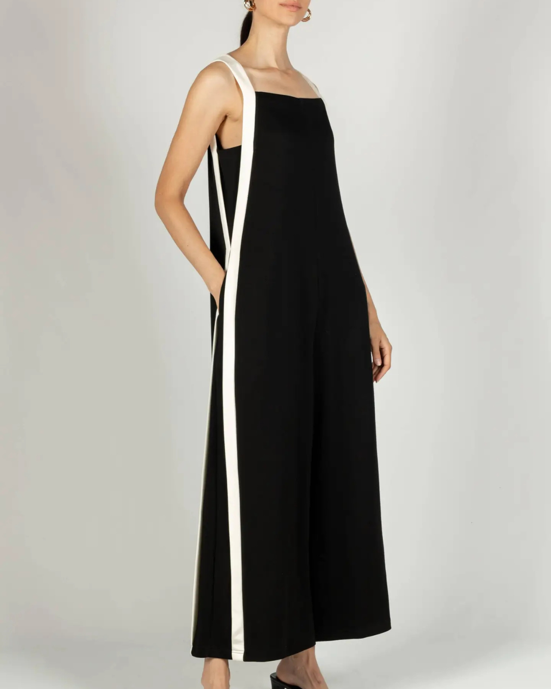 Elegante mono para mujer con bolsillos laterales