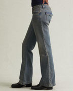 Jeans Clásicos de Lavado Oscuro y Corte Ligeramente Acampanado para mujer®
