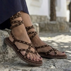 Sandalias Planas con Tiras y Tachuelas®