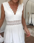 Vestido de Cuello en V con Bordados y Encajes®