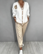 Conjunto elegante de camisa y pantalones de corte relajado para mujer