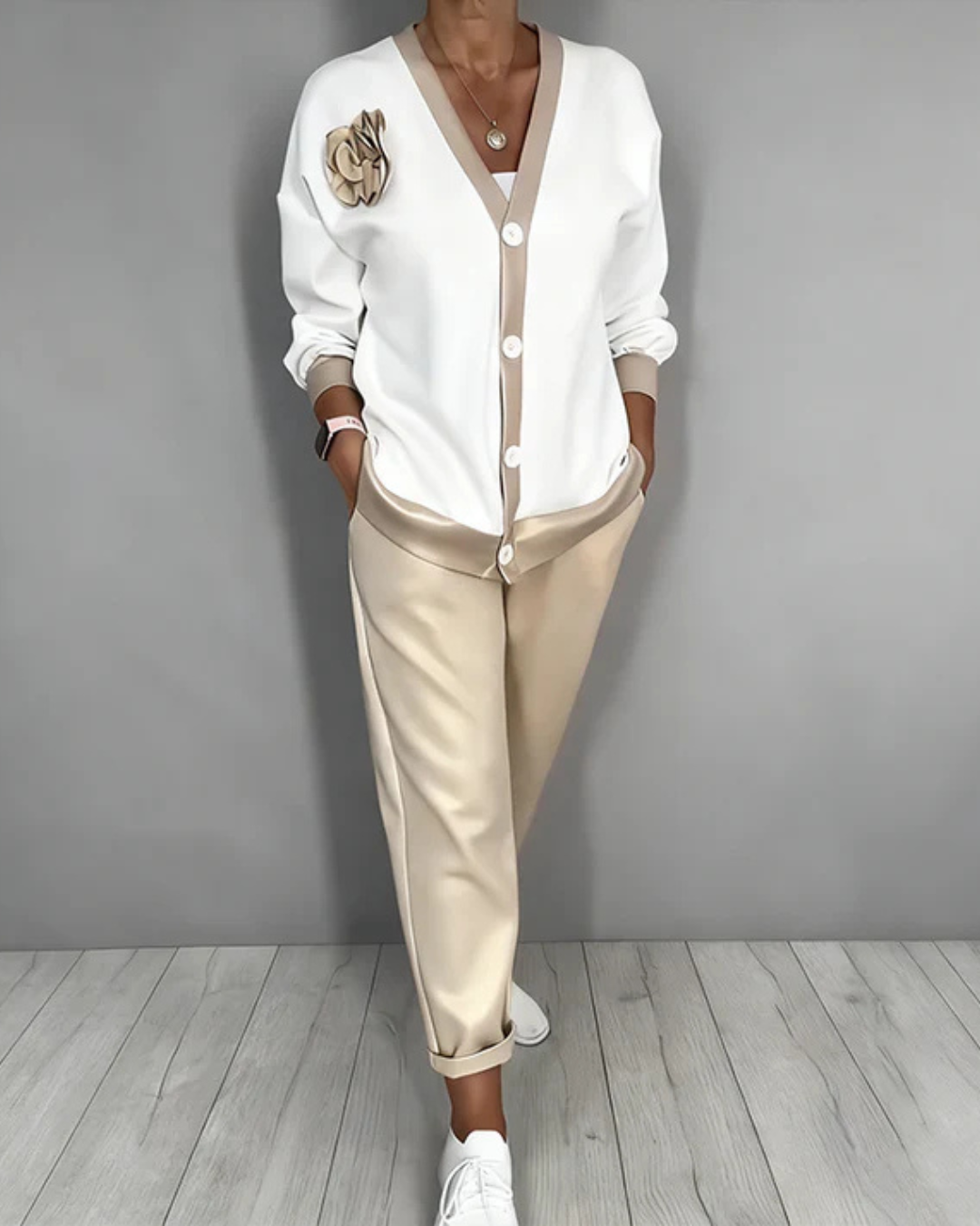 Conjunto elegante de camisa y pantalones de corte relajado para mujer