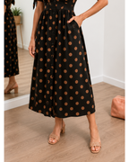 Vestido de lunares con escote en V cruzado