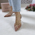 Tacones de Punta Fina con Detalles Dorados®