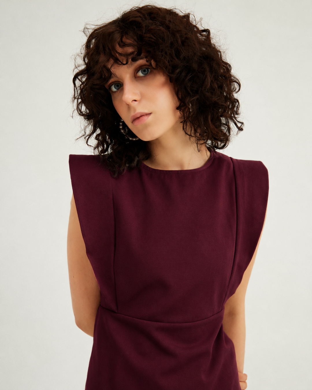 Vestido Corto con Hombreras®