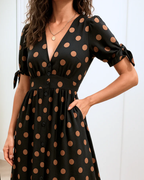 Vestido de lunares con escote en V cruzado