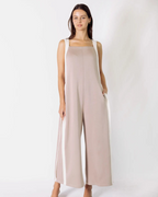 Elegante mono para mujer con bolsillos laterales