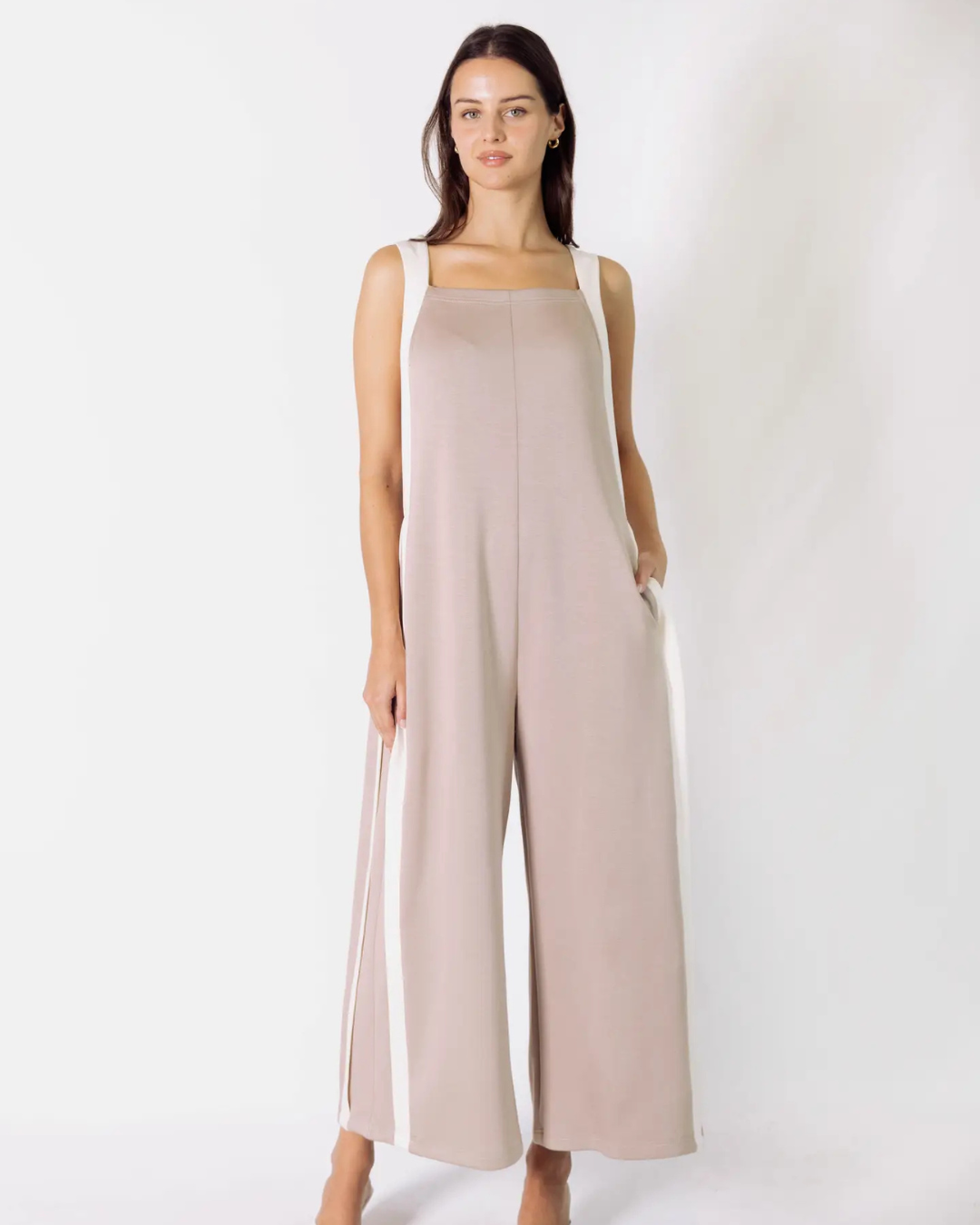 Elegante mono para mujer con bolsillos laterales