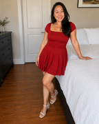 Vestido Corto de Escote Cuadrado con Cintura Definida y Falda con Vuelo