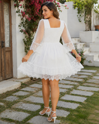 Vestido Corto de Encaje con Escote Cruzado®