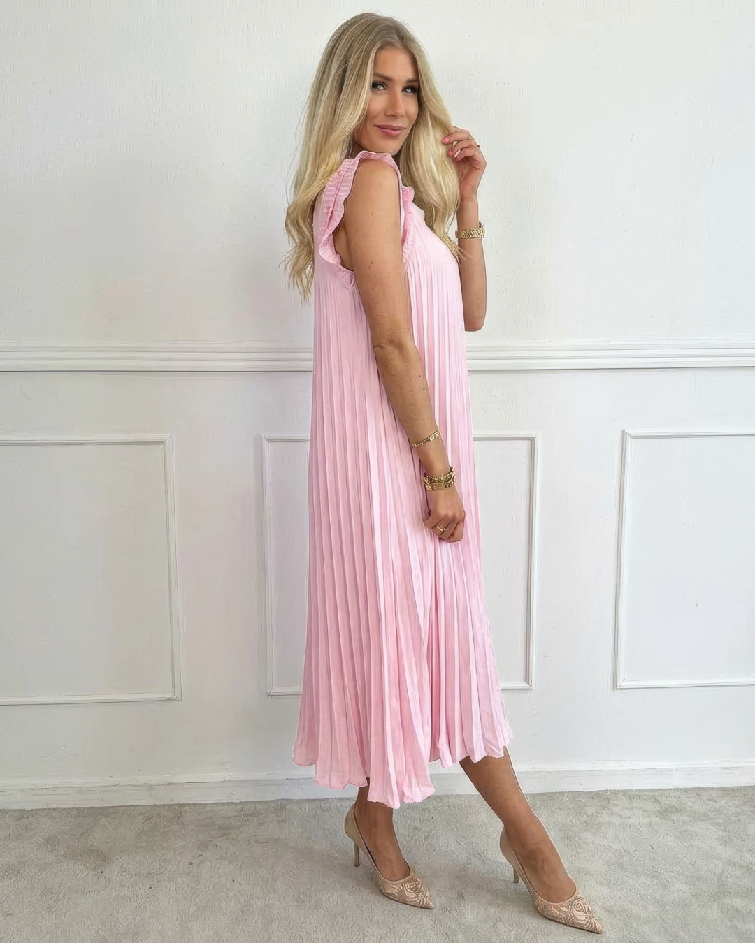 Vestido Plisado con Volantes