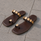 Sandalias Planas Tipo Dedo con Detalles Metálicos