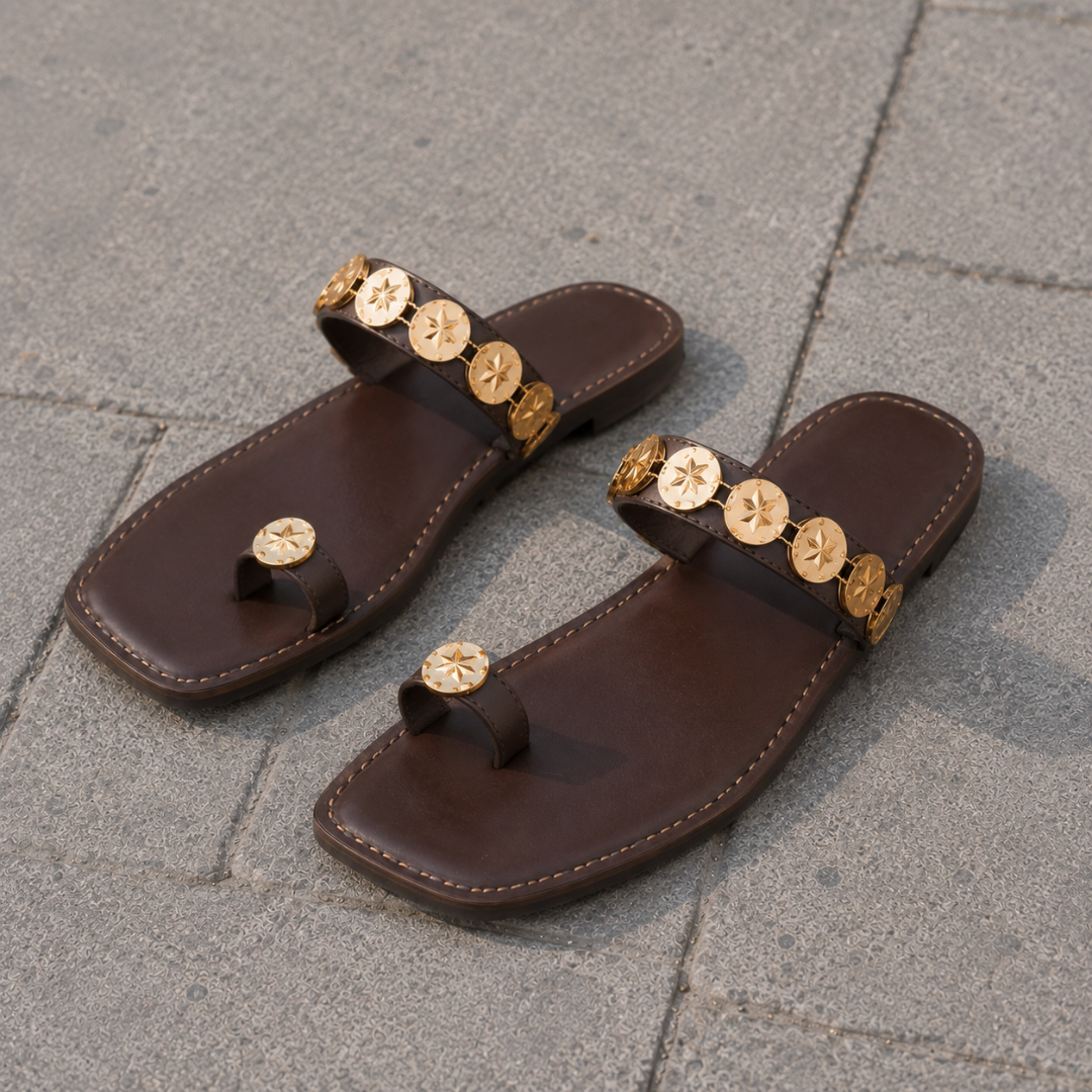 Sandalias Planas Tipo Dedo con Detalles Metálicos