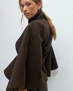 Chaqueta tipo capa con cinturón para mujer