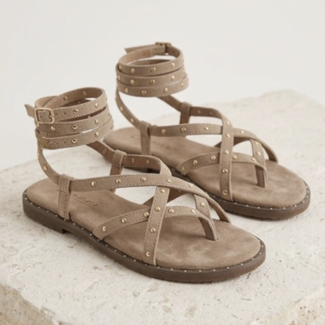 Sandalias Planas con Tiras y Tachuelas®