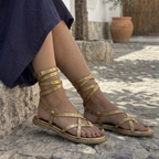 Sandalias Planas con Tiras y Tachuelas®