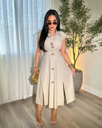 Elegante vestido sin mangas con botones decorativos