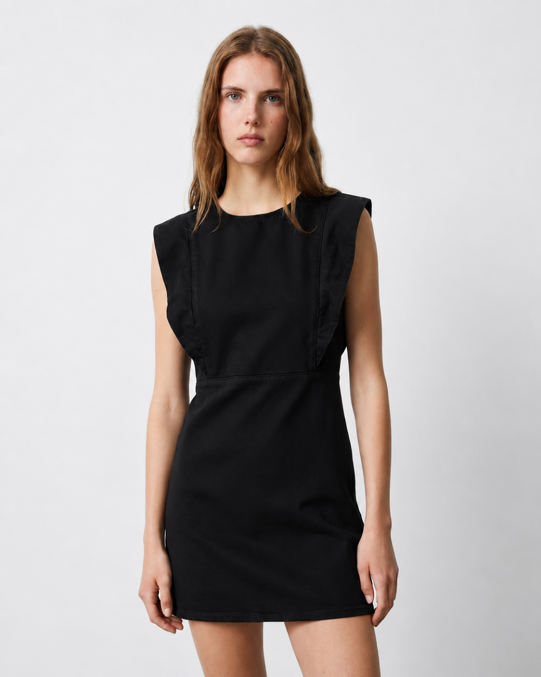 Vestido Corto con Hombreras®