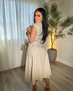 Elegante vestido sin mangas con botones decorativos