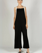 Elegante mono para mujer con bolsillos laterales