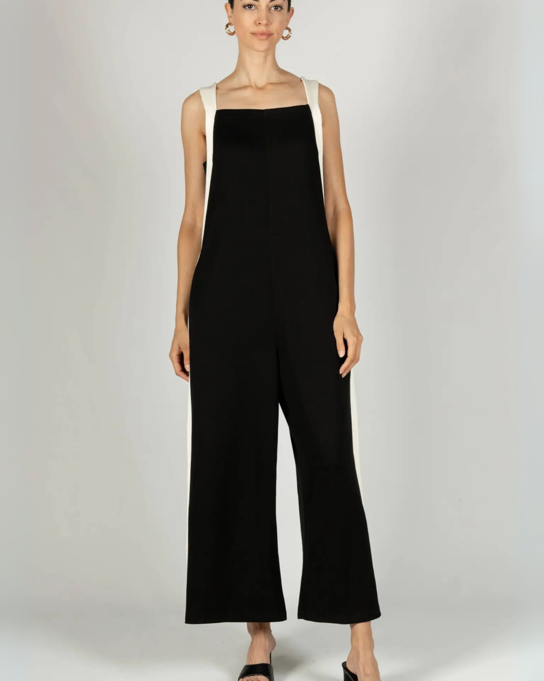 Elegante mono para mujer con bolsillos laterales